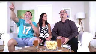 Затым, прыкладна на працягу паўгадзіны, ён працягваў трахаць яе вельмі моцна, і яна таксама пачала прыўздымаць маю азадак на кожным з маіх грудкоў і ўвесь час падтрымлівала мяне, яна казала мне, так, уф, ўстаў яшчэ трохі, ды. Два поўных ўнутры