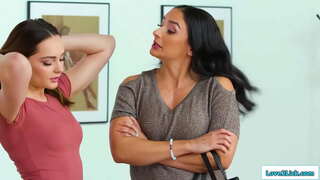 Busty stepmom agus leasiníon bhfuil a affair rúnda agus an babe sneaks isteach an milfs seomra leapa agus siad póg.An laidin rims agus a licks sí cunt