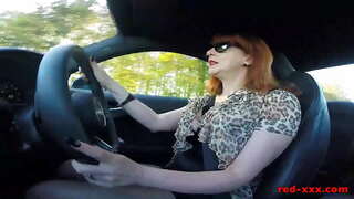 Redhead Busty MILF masturbates i backseat de a charr féin