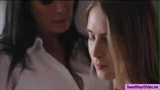 Cadence Lu ar deireadh a bheith gnéas le MILF Reagan Foxx ar pussy fliuch