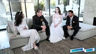 Tatay pagtulong out ang kanilang mga stepdaughters Hazel Moore at Jazmin Luv upang makakuha ng ilang kaalaman sex