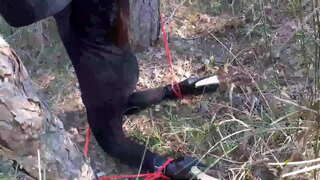 Laura ar an Sála múnla deirfiúr chéim i gúna dubh agus sáil ard faoi cheangal, agus masked i adhmaid, tá a tarraing bick coileach.