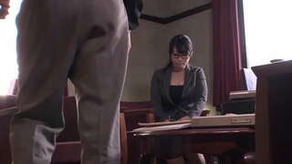 Gleoite seapáinis oifig angel cuireann buille post a cuid boss roimh wetting a cuid pantie agus a fháil hugh creampie