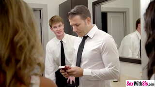 Sexy déagóirí Ms Faris agus Whitney Wright taitneamh as hardcore threesom gnéas tar éis sucked siad dick