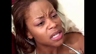 Кошечка потрапляє в лапи до карлика