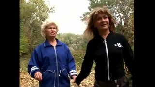 Horny aibíonn ag iarraidh a turgnamh le chéile pussy ar an féar