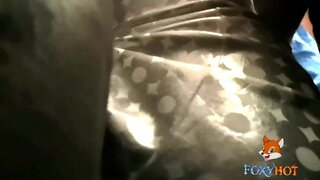 Léiríonn an asal ar an fobhealach, faoi thalamh ar an tsráid agus sa phobal