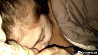 Dhúisigh sé suas go dtí a leasiníon sucking a coileach, agus nach raibh sé ag gearán a dhéanamh.