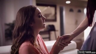 Teen go tapa ar athruithe ar an chruinniú am ar an dáta a sis tá le cailín bhuail sí ar líne.Sí athraíonn í féin a breathnú cosúil léi sis agus léiríonn suas ifo a cuid dátaí teach.Láimhseálann sí an cailín isteach i gnéas