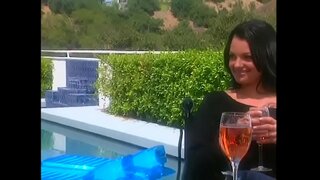 Te tattooed áilleacht le gruaig raven seduces gaige eile ar an patio a fháil ar lascaine níos mó le linn teach a cheannach