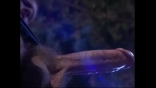 Busty ravenhaired babe faigheann pounded ag votary mar dóiteán na Diabhail cult