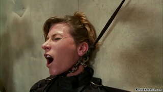 Strapped brown ang buhok MILF alipin Ariel X ay naka-pin sa nag-iilaw ng talahanayan at pagkatapos ay naka-kadena gets anal fucked na may dildo sa isang stick sa mga kamay ng master Orlando